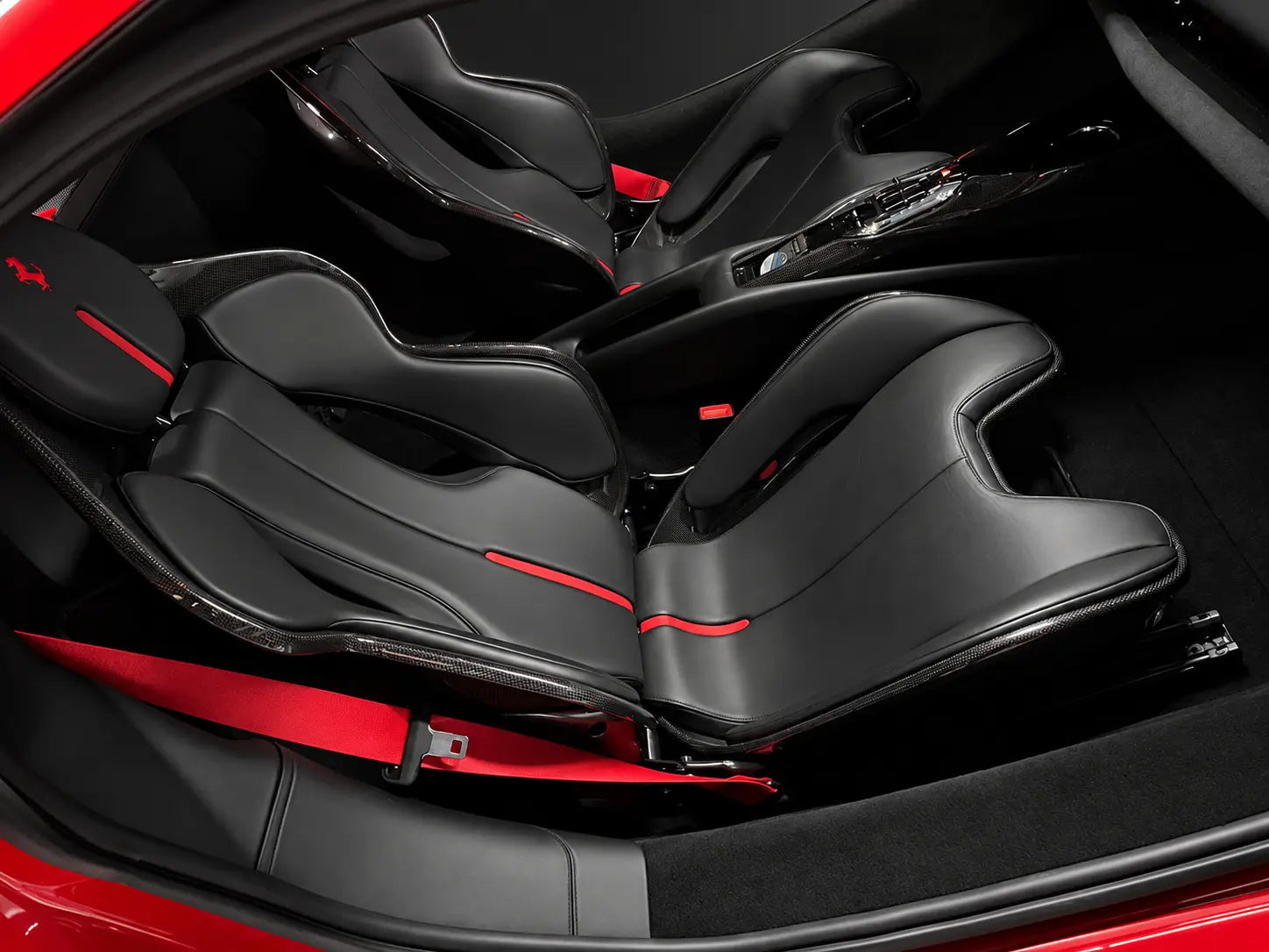 296 GTB – Beide Sportsitze und rote Gurte