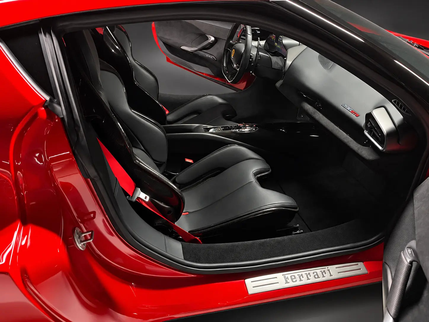 296 GTS – Nero-Innenraum und digitale Fahrerzone
