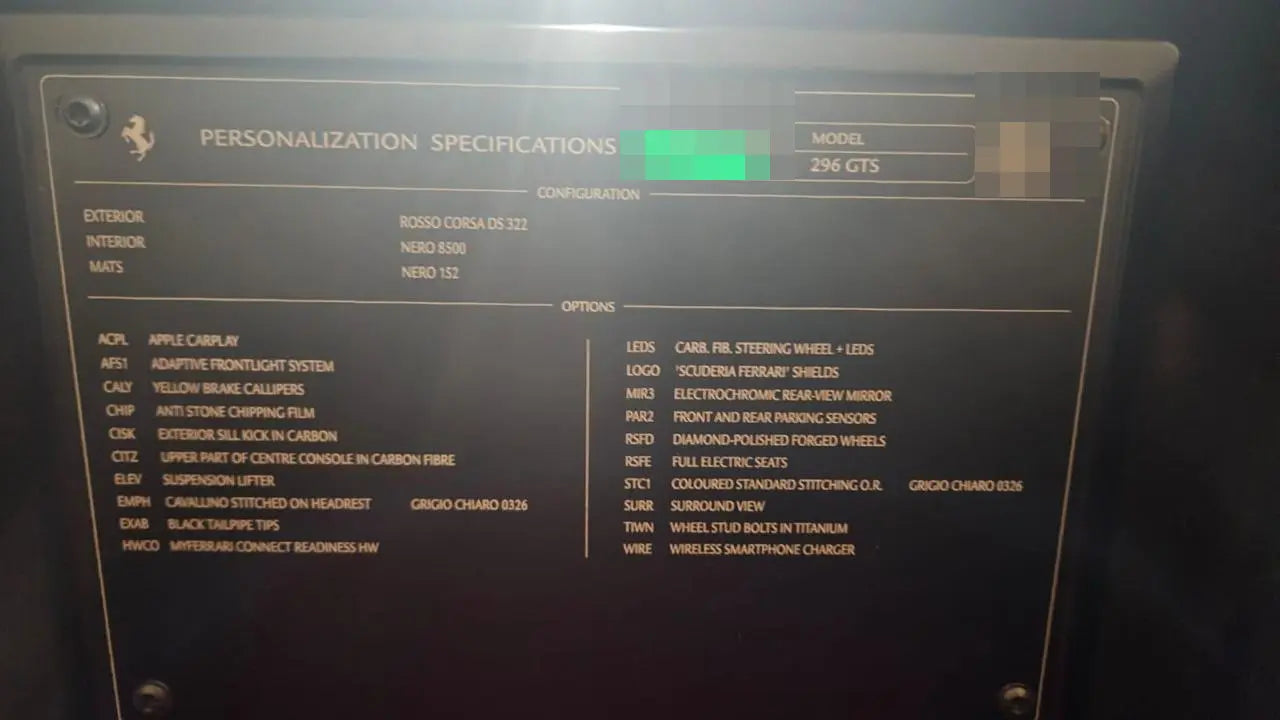 296 GTS – Anonymisierte Ferrari-Personalisierungsplakette