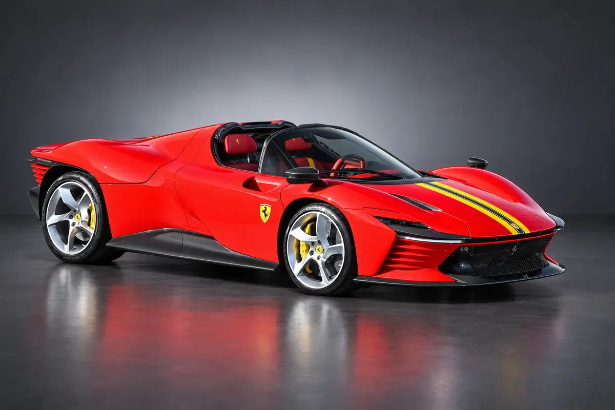 Daytona SP3 · Rosso Corsa – Daytona SP3 in Rosso Corsa · Front-Dreiviertel im Studio