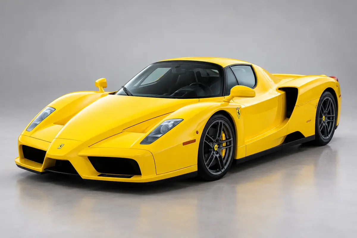 Enzo · Giallo – Ferrari Enzo in Gelb · Front-Dreiviertel im Studio