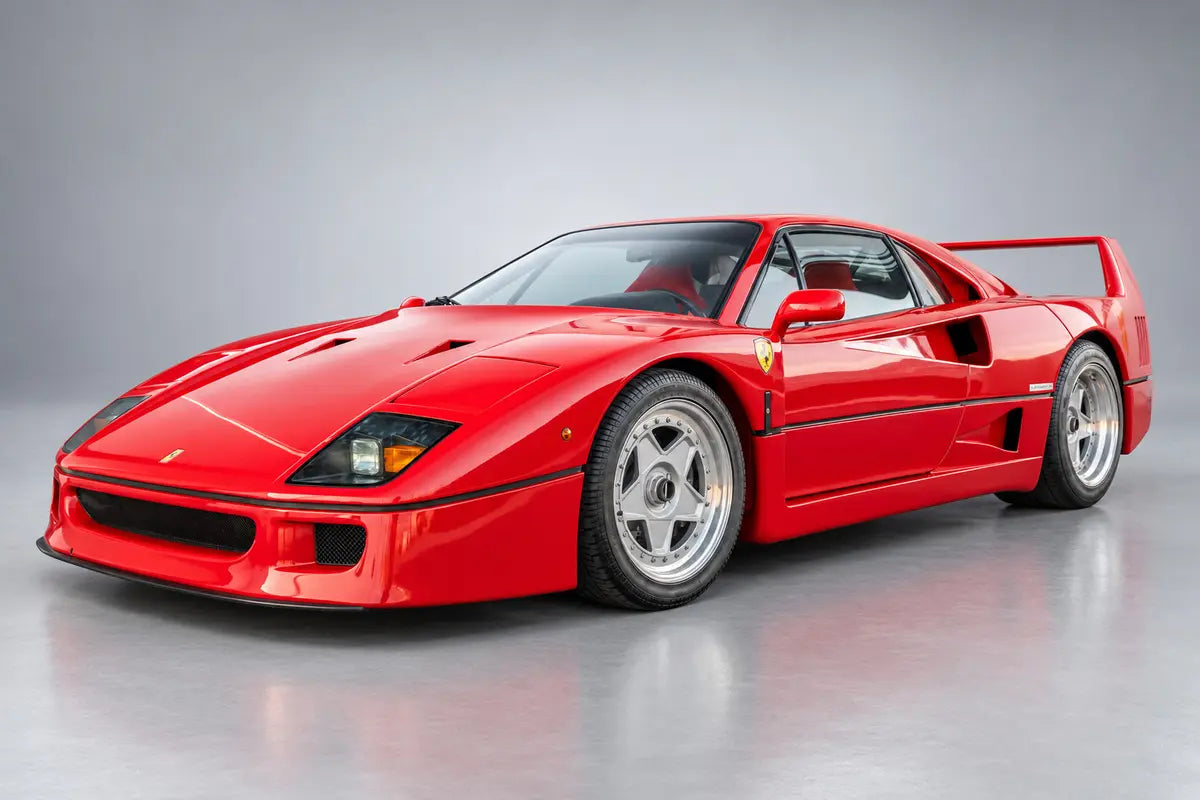 F40 · 1990 – Ferrari F40 in Rot · Front-Dreiviertel im VELSENOR Studio