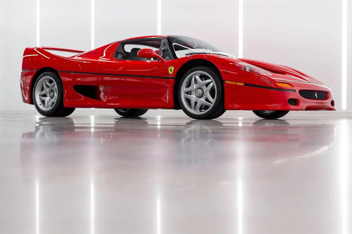 F50 · Rosso Corsa – Ferrari F50 in Rosso Corsa · Seitenprofil im Studio