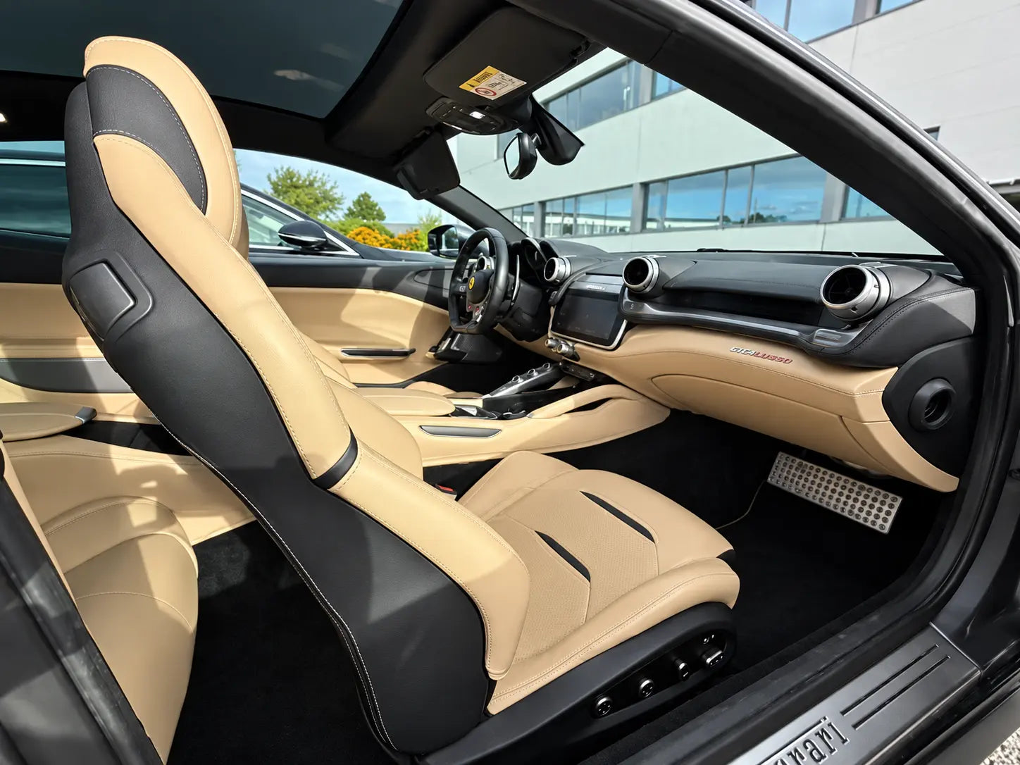 GTC4Lusso – Sabbia-Leder, Dual-Cockpit und vollelektrische Vordersitze