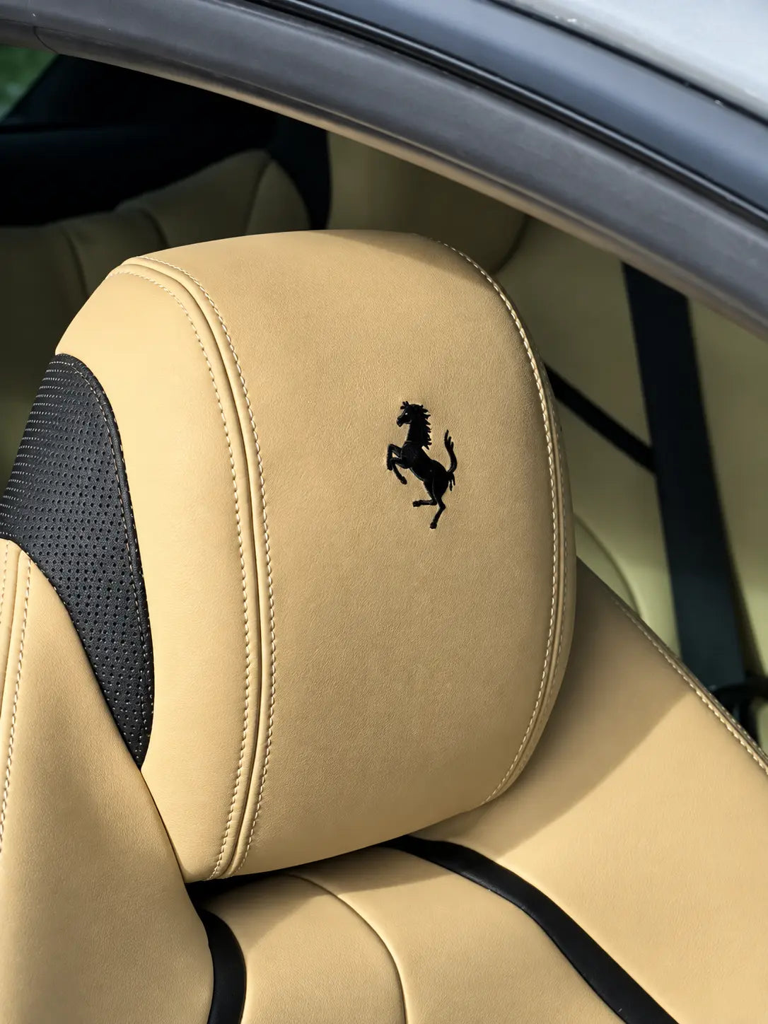 GTC4Lusso – Cavallino-Stickerei in Schwarz auf Sabbia