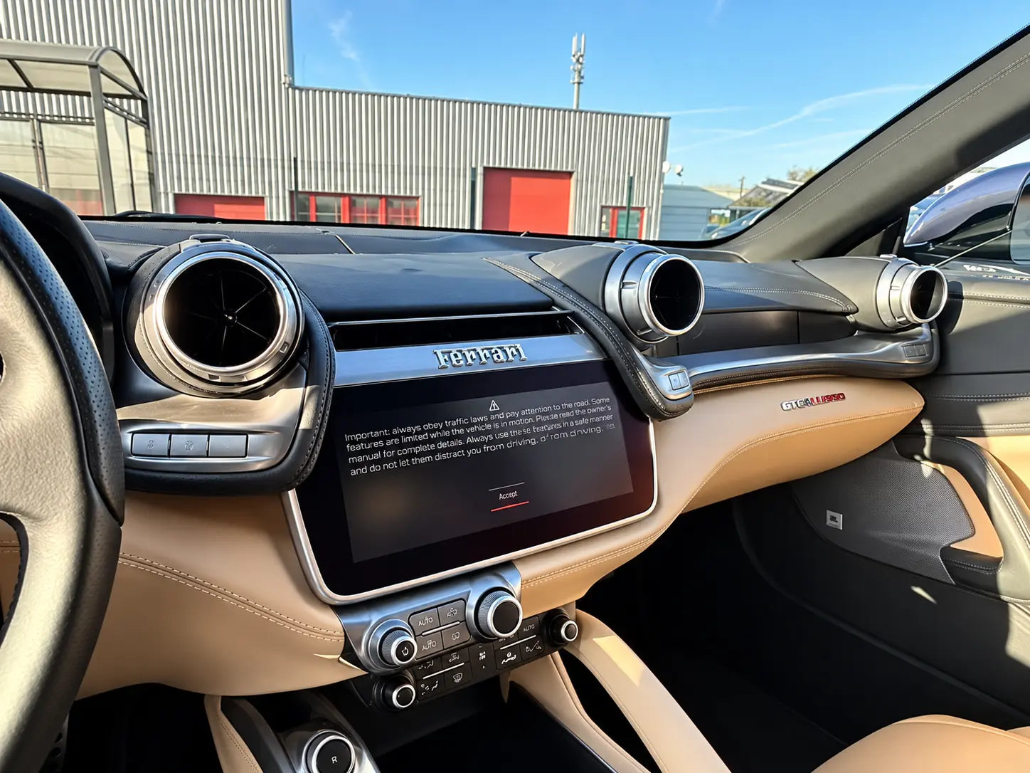 GTC4Lusso – 10,25-Zoll-Infotainment und lederbezogenes Armaturenbrett