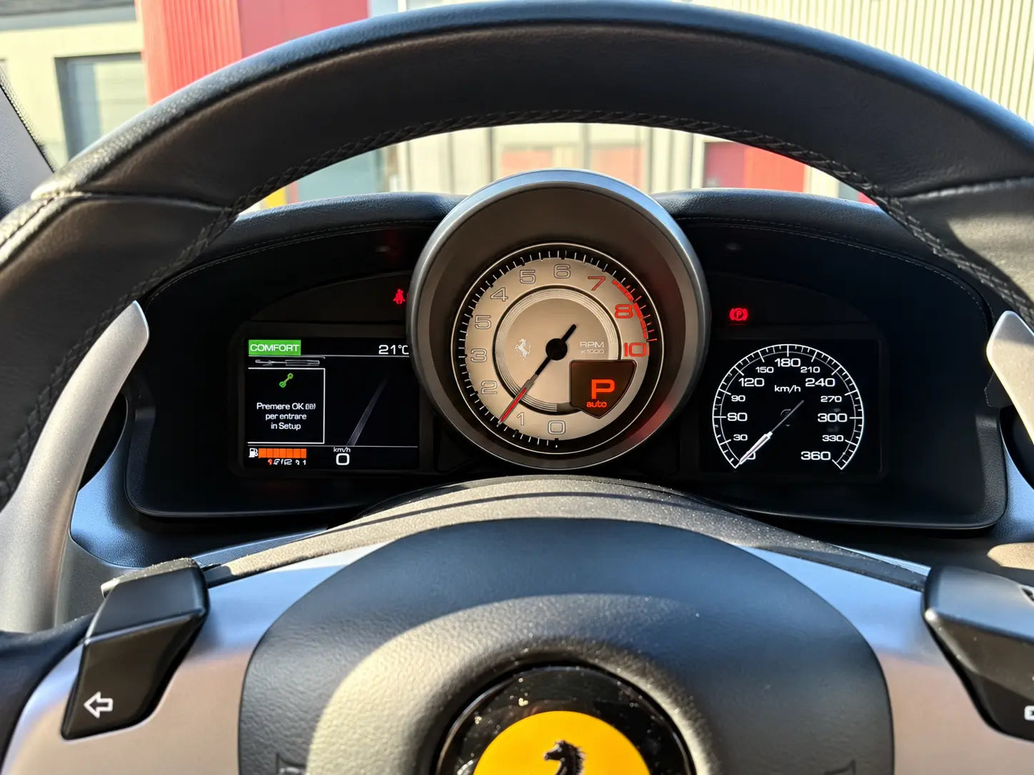 GTC4Lusso – Fahrerzone mit zentralem Drehzahlmesser