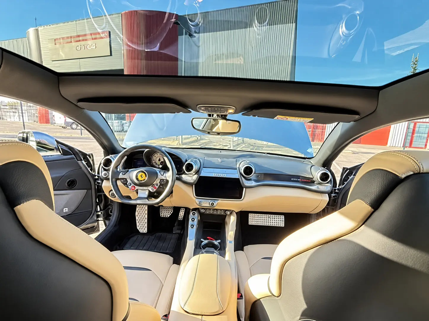 GTC4Lusso – Panorama-Glasdach und vollständige Viersitzer-Kabine