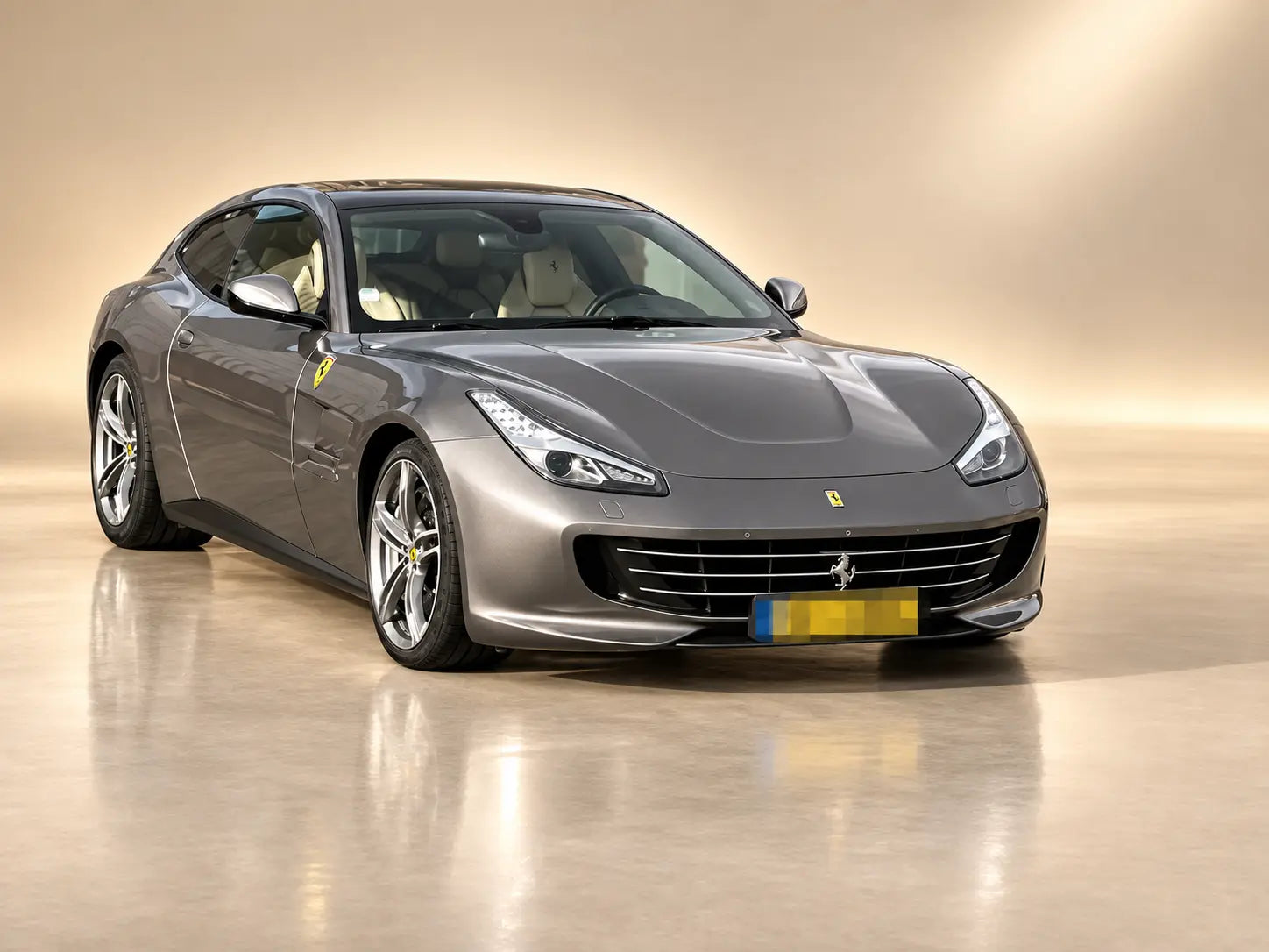GTC4Lusso – Front-Dreiviertel im beigen VELSENOR Studio