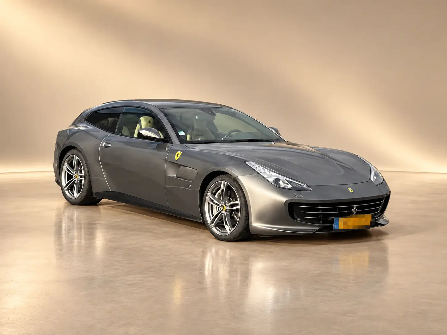 GTC4Lusso – Studio-Dreiviertel · Extra-Range Grau und vollständig anonymisiertes Kennzeichen