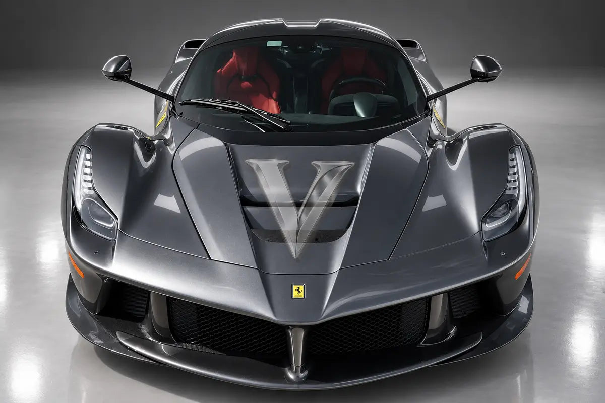 LaFerrari Coupé · Grigio Silverstone – LaFerrari in Grigio Silverstone · Frontansicht im Studio