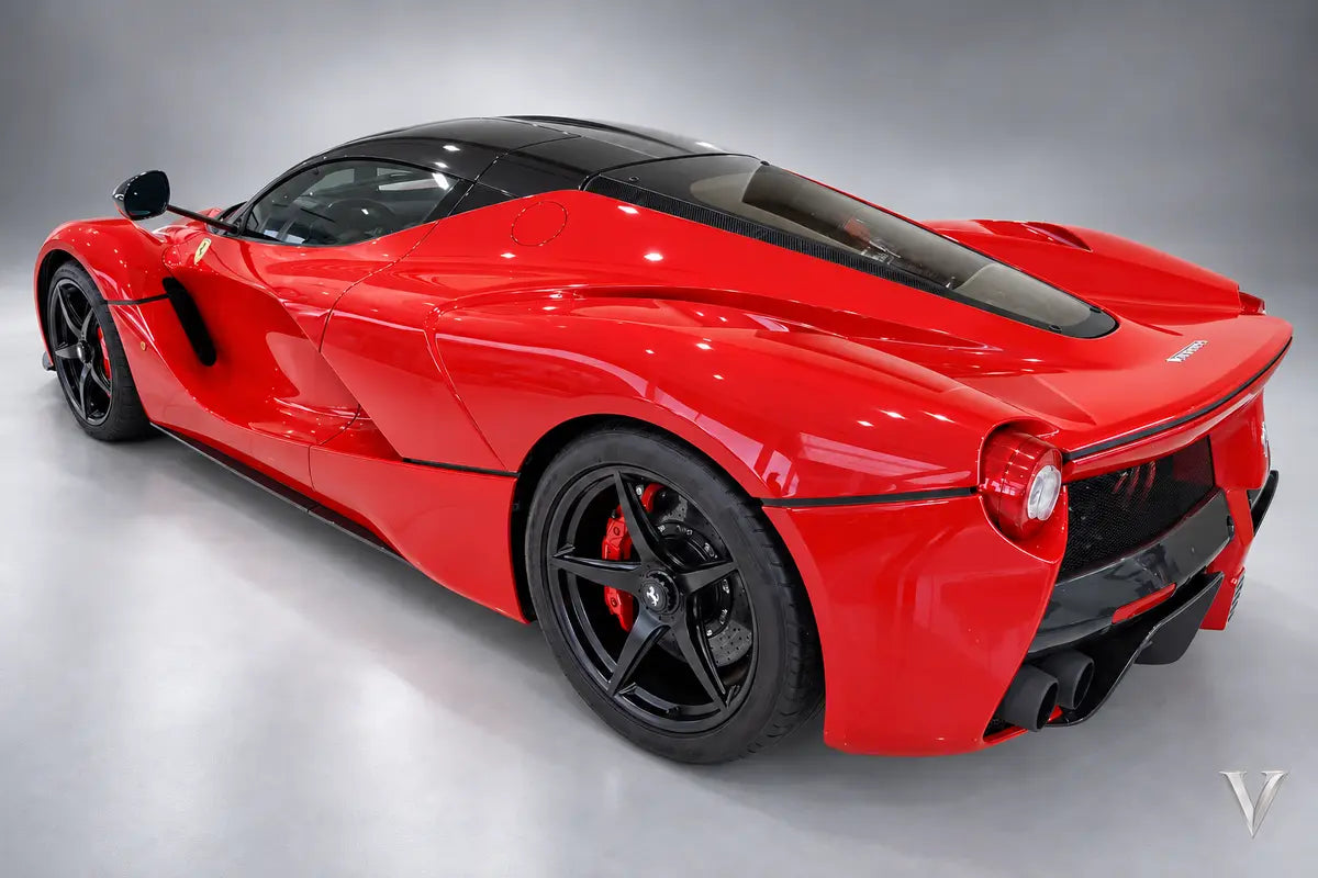 LaFerrari Coupé · Rosso Corsa – LaFerrari Coupé in Rosso Corsa · Heck-Dreiviertel im Studio