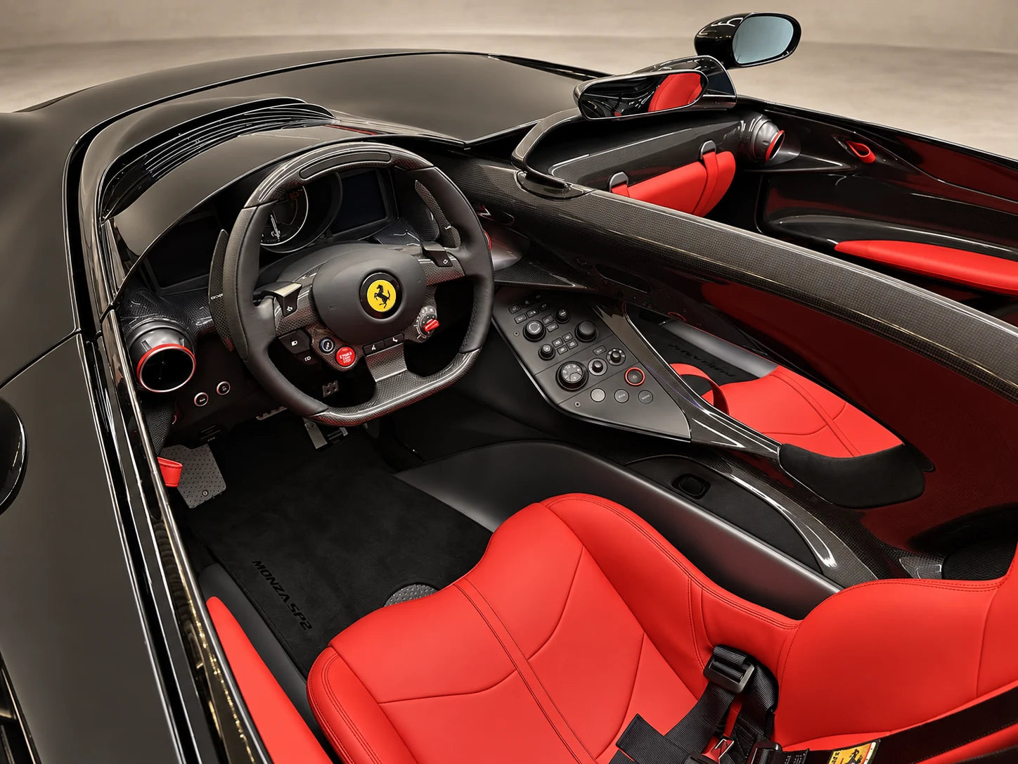 Monza SP2 · Nero / Rosso – Digital aufbereitete Studioansicht · Carbon-Cockpit und rote Sitze