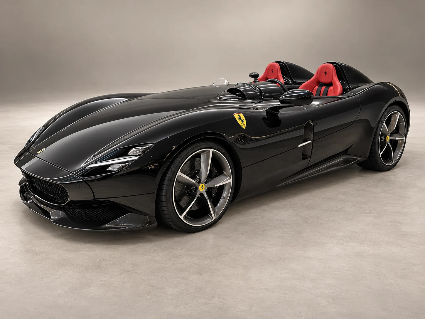 Monza SP2 · Nero / Rosso – Digital aufbereitete Studioansicht · schwarze Karosserie und rotes Zweisitzer-Cockpit