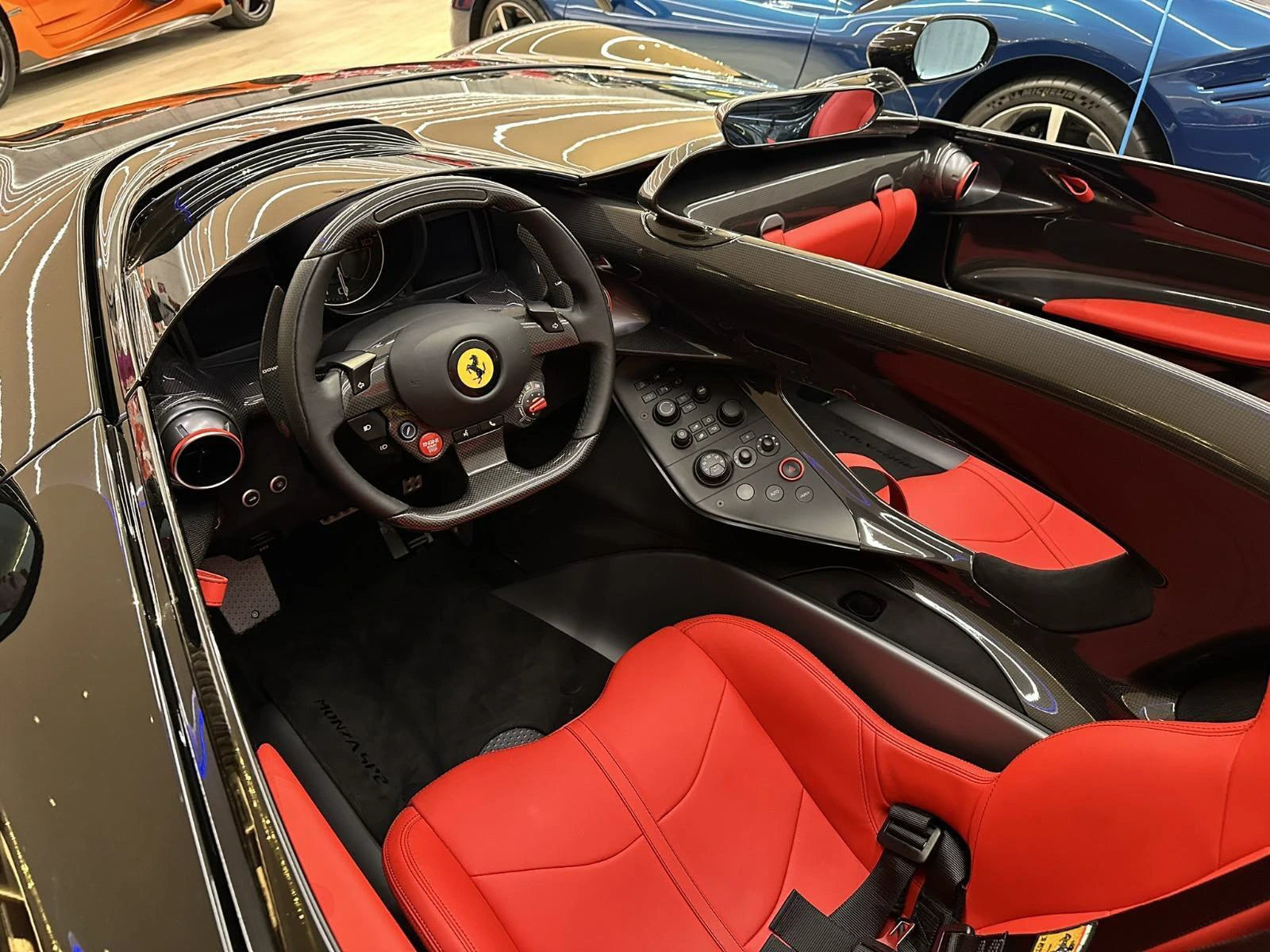 Monza SP2 · Nero / Rosso – Originalaufnahme · Cockpit, Lenkrad und rote Rennsitze