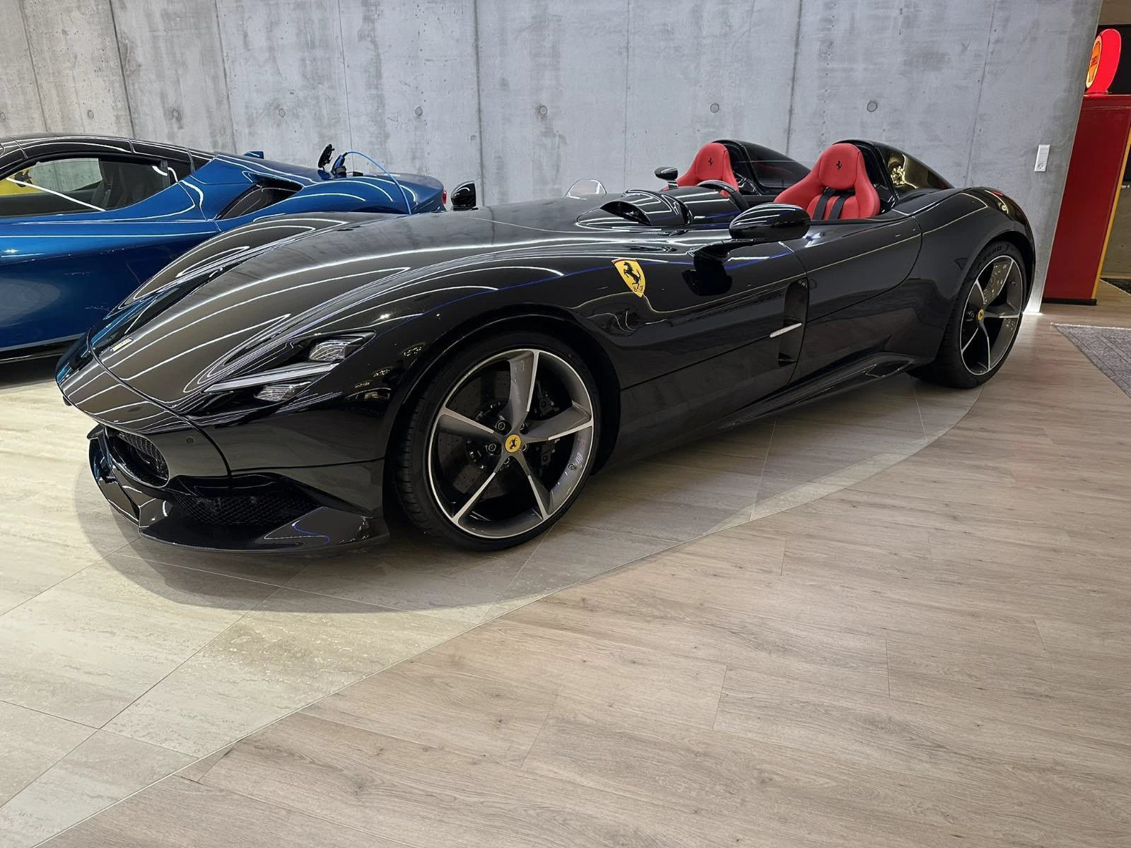 Monza SP2 · Nero / Rosso – Originalaufnahme · Nero / Rosso in Front-Dreiviertelperspektive