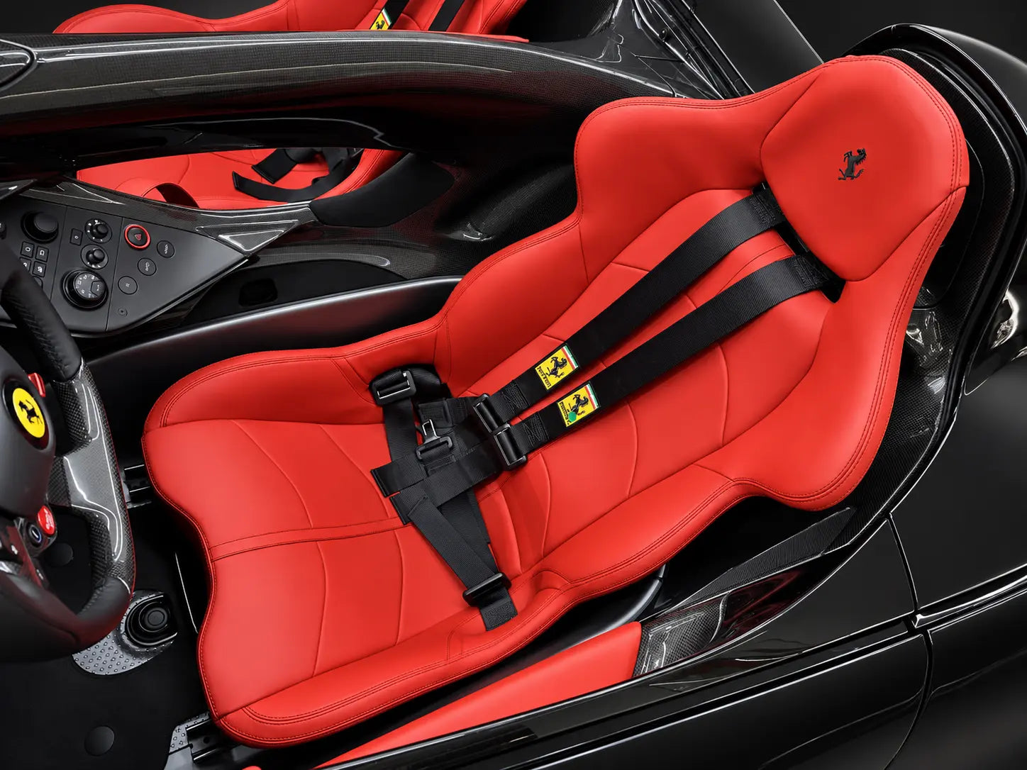 Monza SP2 · Nero / Rosso – Studioansicht · roter Racing Driver Seat und schwarzer Vierpunktgurt