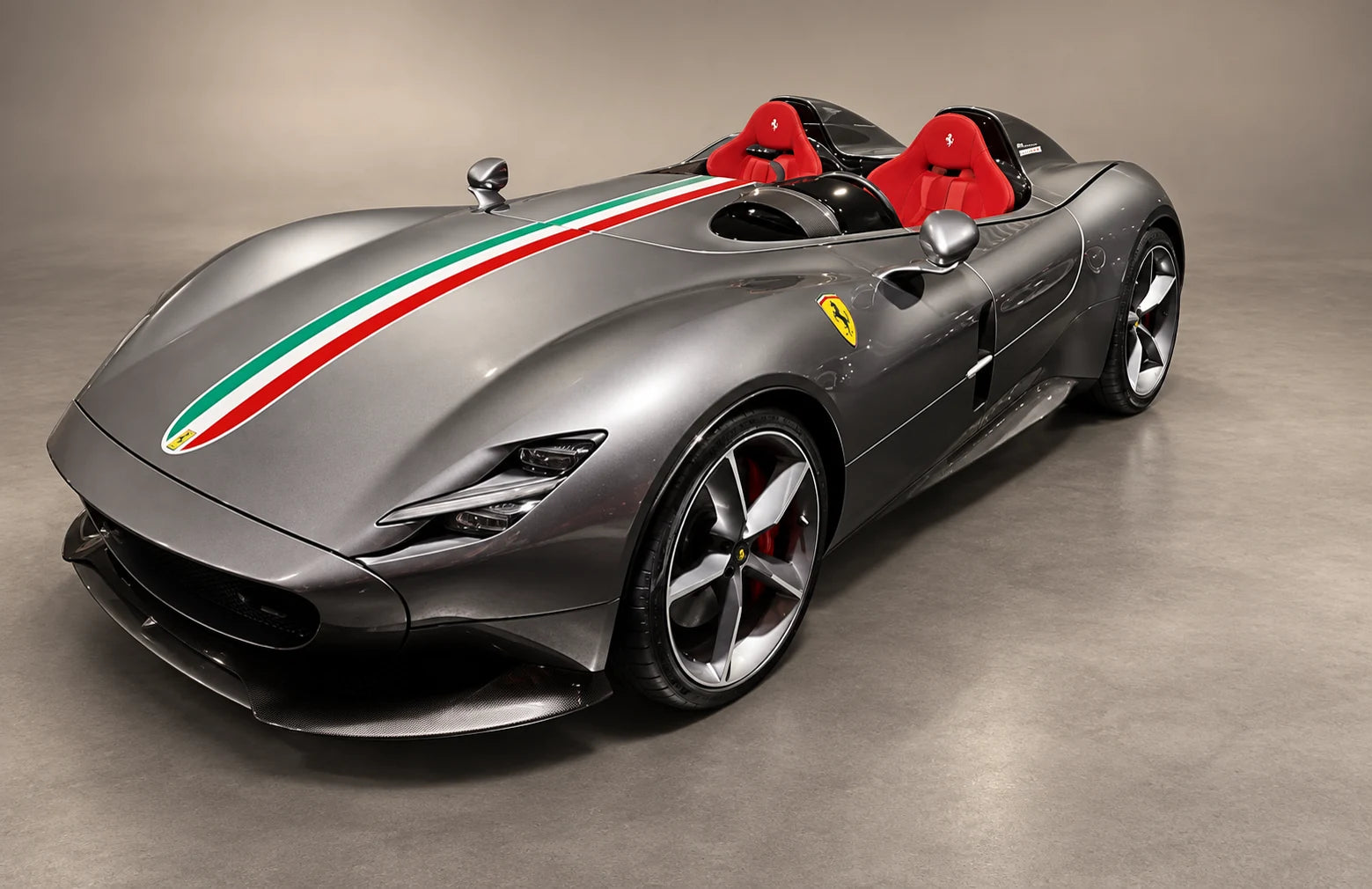 Monza SP2 · Italian Tricolour – Digital aufbereitete Studioansicht · graue Karosserie, Tricolore und rote Sitze