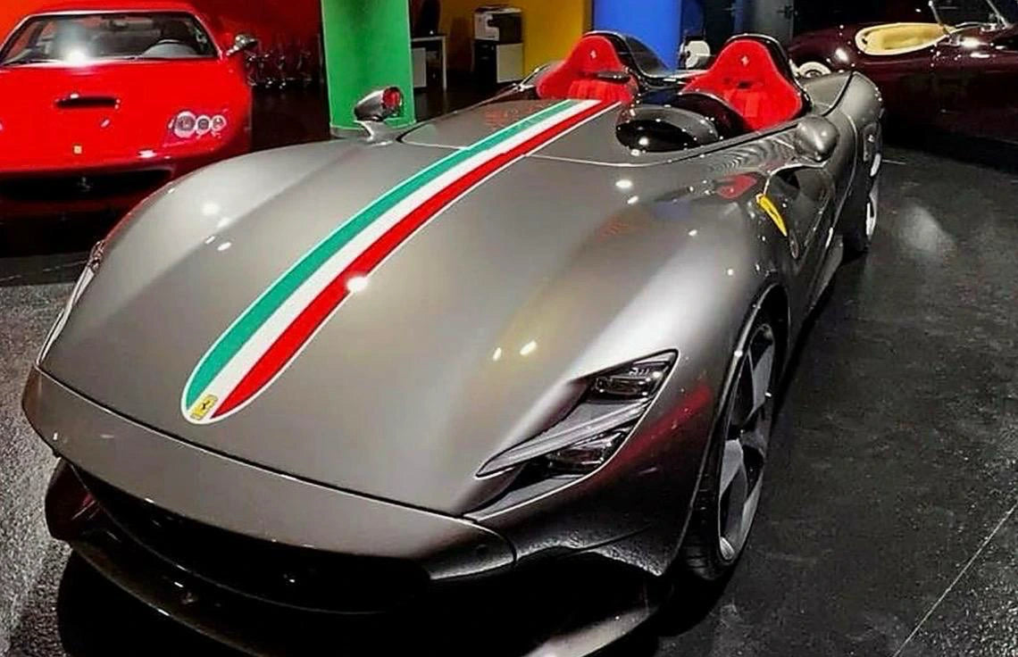 Monza SP2 · Italian Tricolour – Originalaufnahme · Frontperspektive und rote Rennsitze