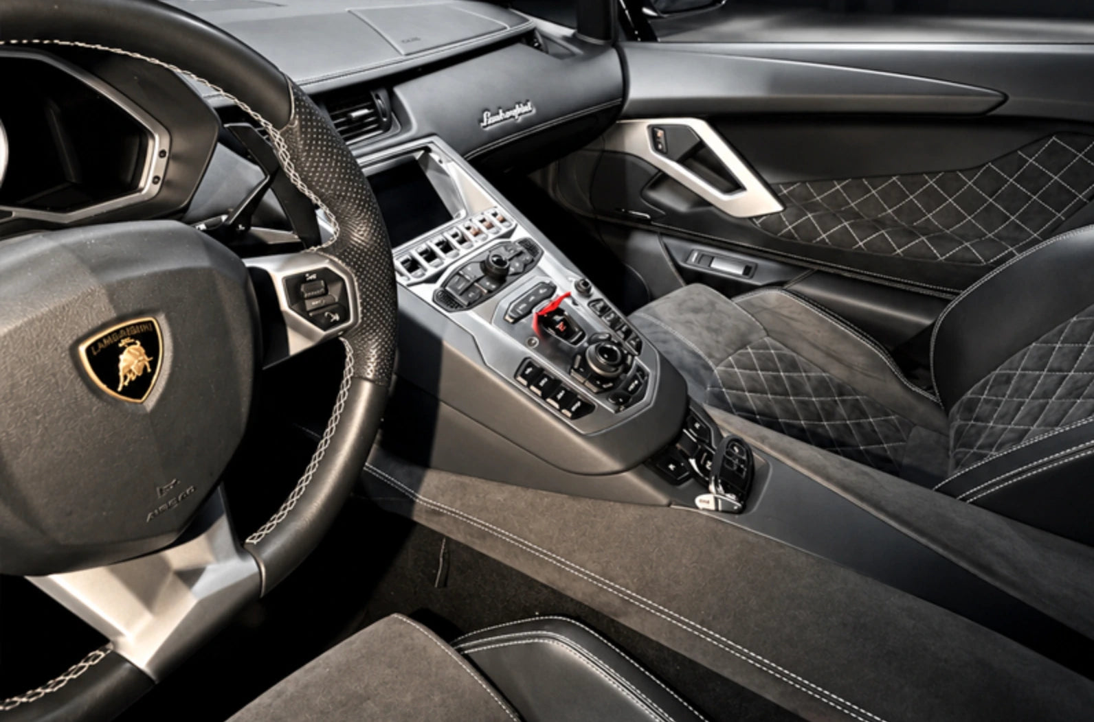 Aventador LP700-4 Roadster – Originalmotiv · Mittelkonsole und Materialdetails