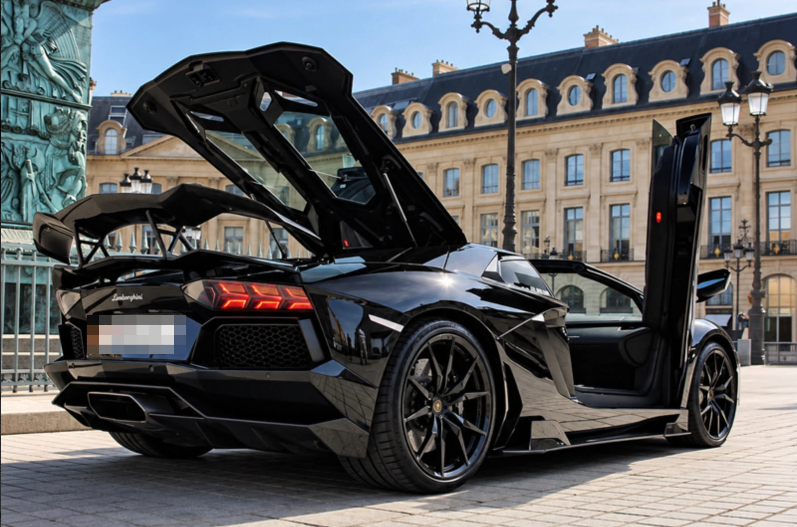 Aventador LP700-4 Roadster – Heck-Dreiviertel mit geöffneter Motorabdeckung · Händler-Kennzeichentext vollständig verpixelt