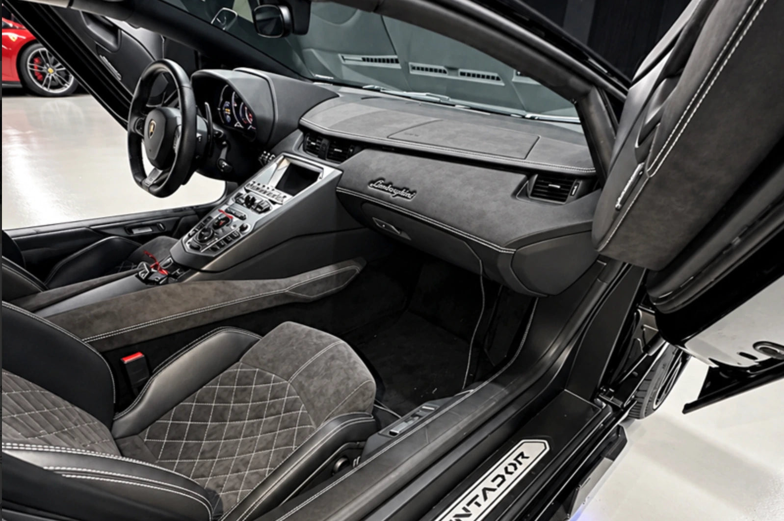 Aventador LP700-4 Roadster – Originalmotiv · Beifahrer-Cockpit und Aventador-Einstieg