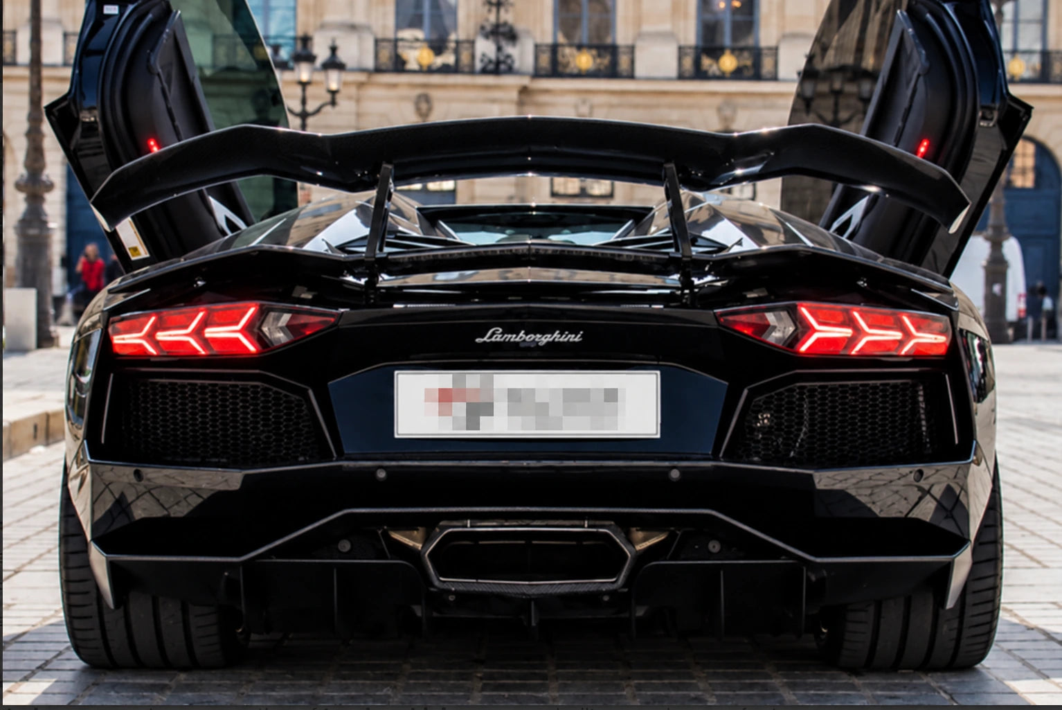 Aventador LP700-4 Roadster – Heckansicht mit großem Flügel · Händler-Kennzeichentext vollständig verpixelt