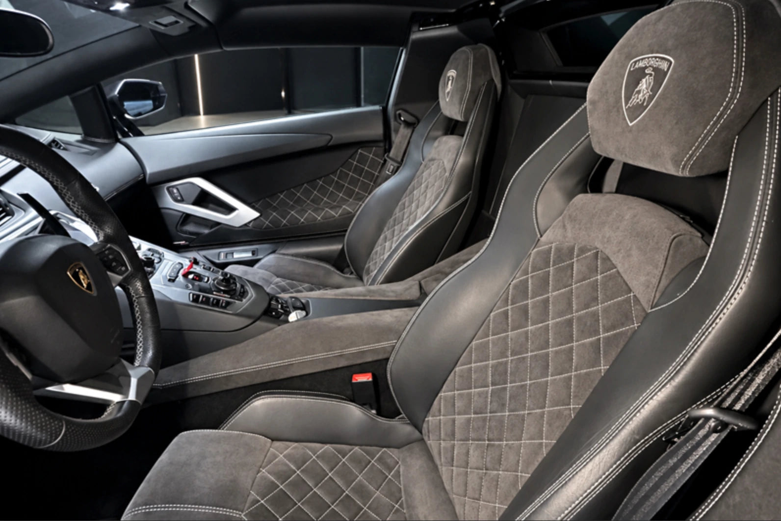 Aventador LP700-4 Roadster – Originalmotiv · Rautenpolsterung und helle Kontrastnähte
