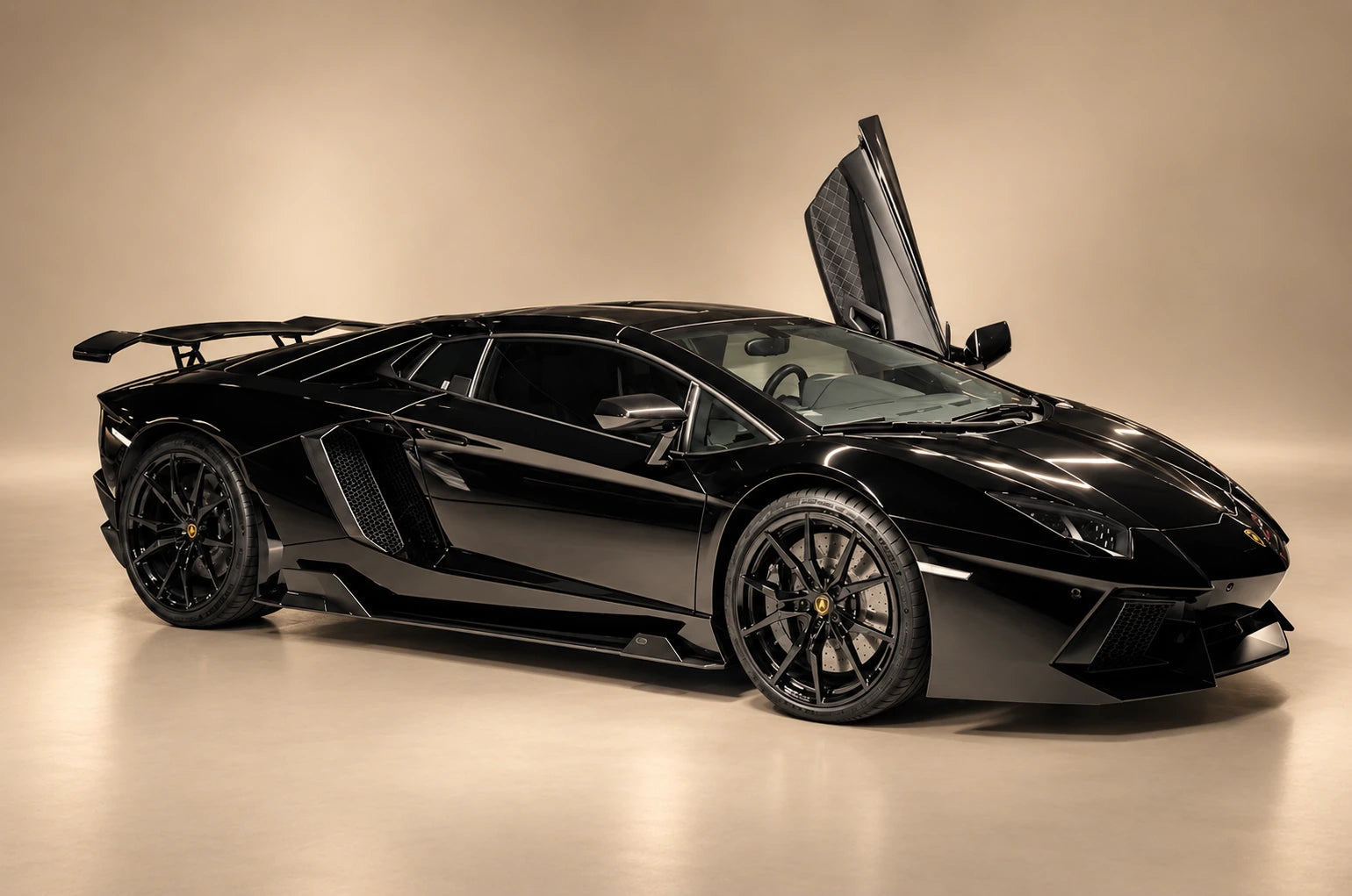 Aventador LP700-4 Roadster – Digital bearbeitete Studioansicht · Front-Dreiviertel in Schwarz