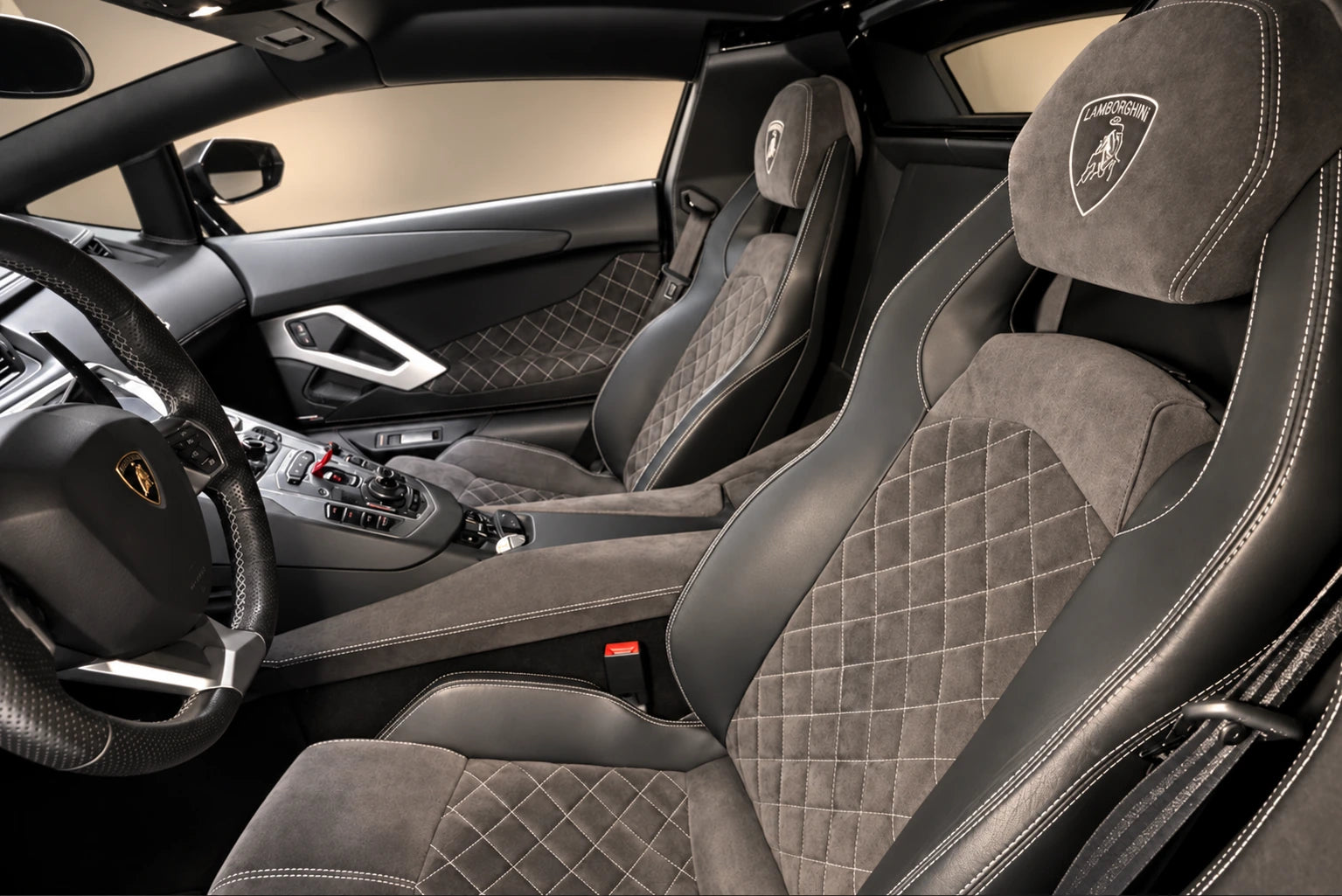 Aventador LP700-4 Roadster – Digital bearbeitete Studioansicht · dunkles Cockpit und Rautenpolsterung