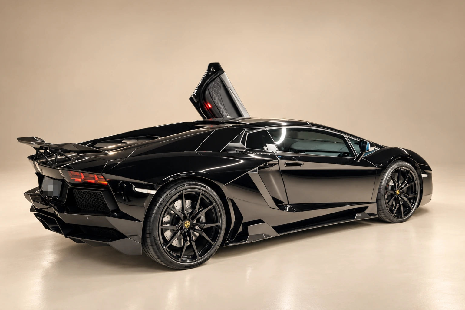 Aventador LP700-4 Roadster – Digital bearbeitete Studioansicht · Heck-Dreiviertel mit verpixeltem Kennzeichen
