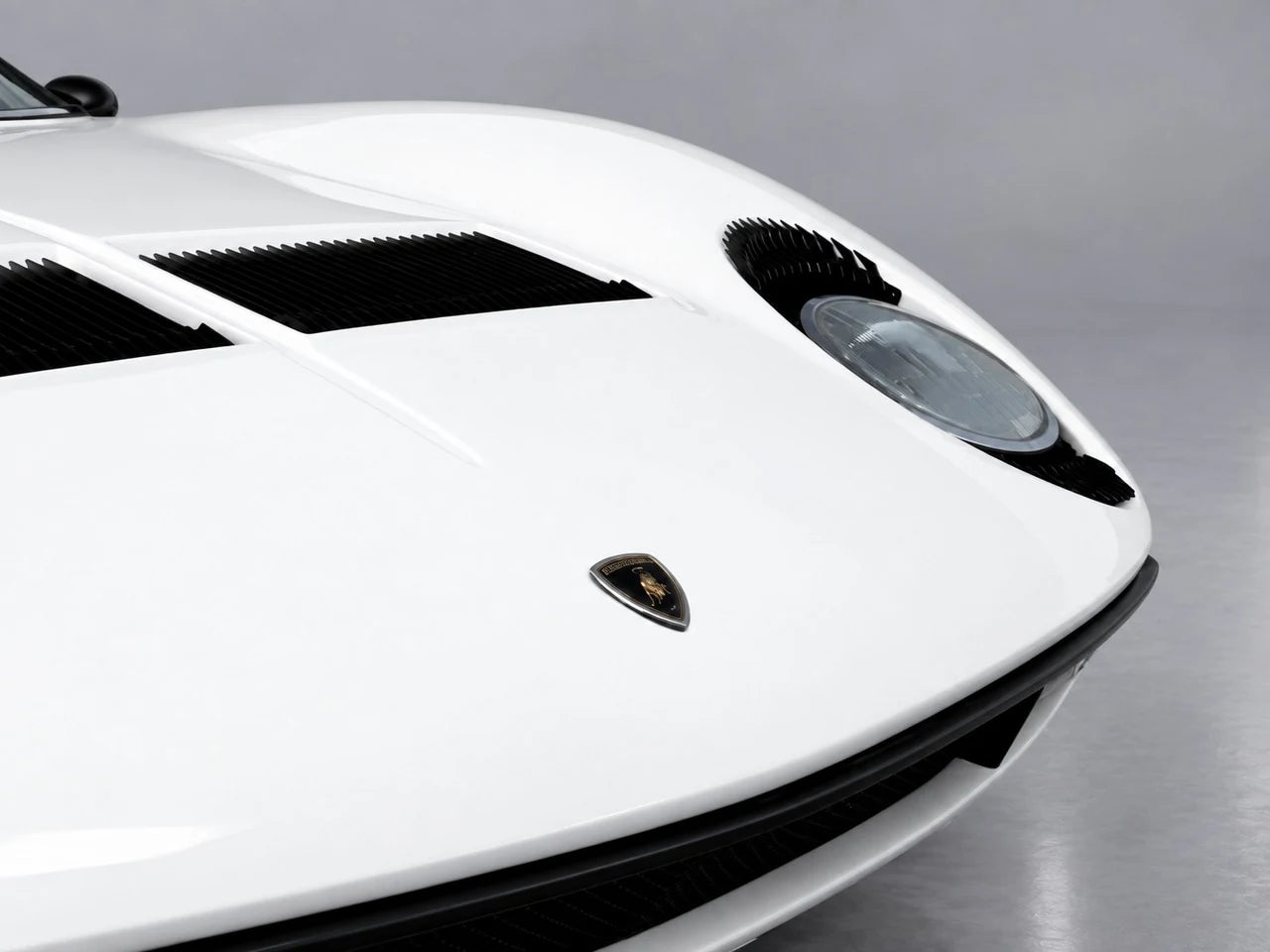 Miura S · P400 S – Studioansicht · Frontdetail und schwarzer Kühlluftauslass