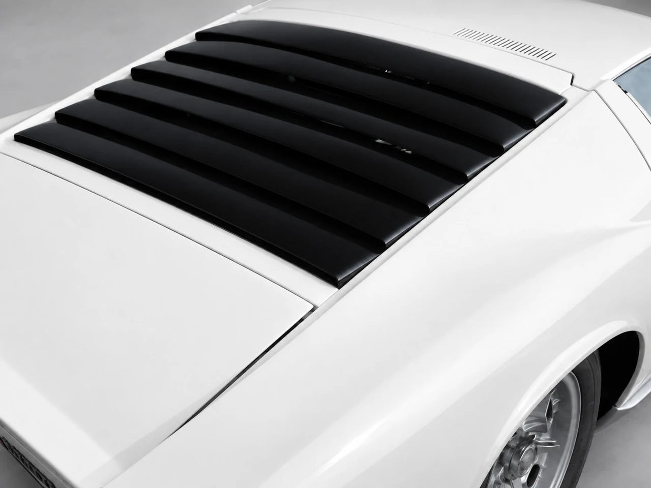 Miura S · P400 S – Studioansicht · schwarze Hecklamellen im Detail
