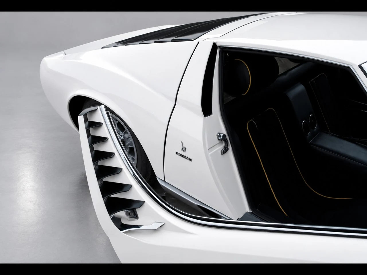 Miura S · P400 S – Studioansicht · Türdetail, schwarzer Innenraum und Bertone-Emblem