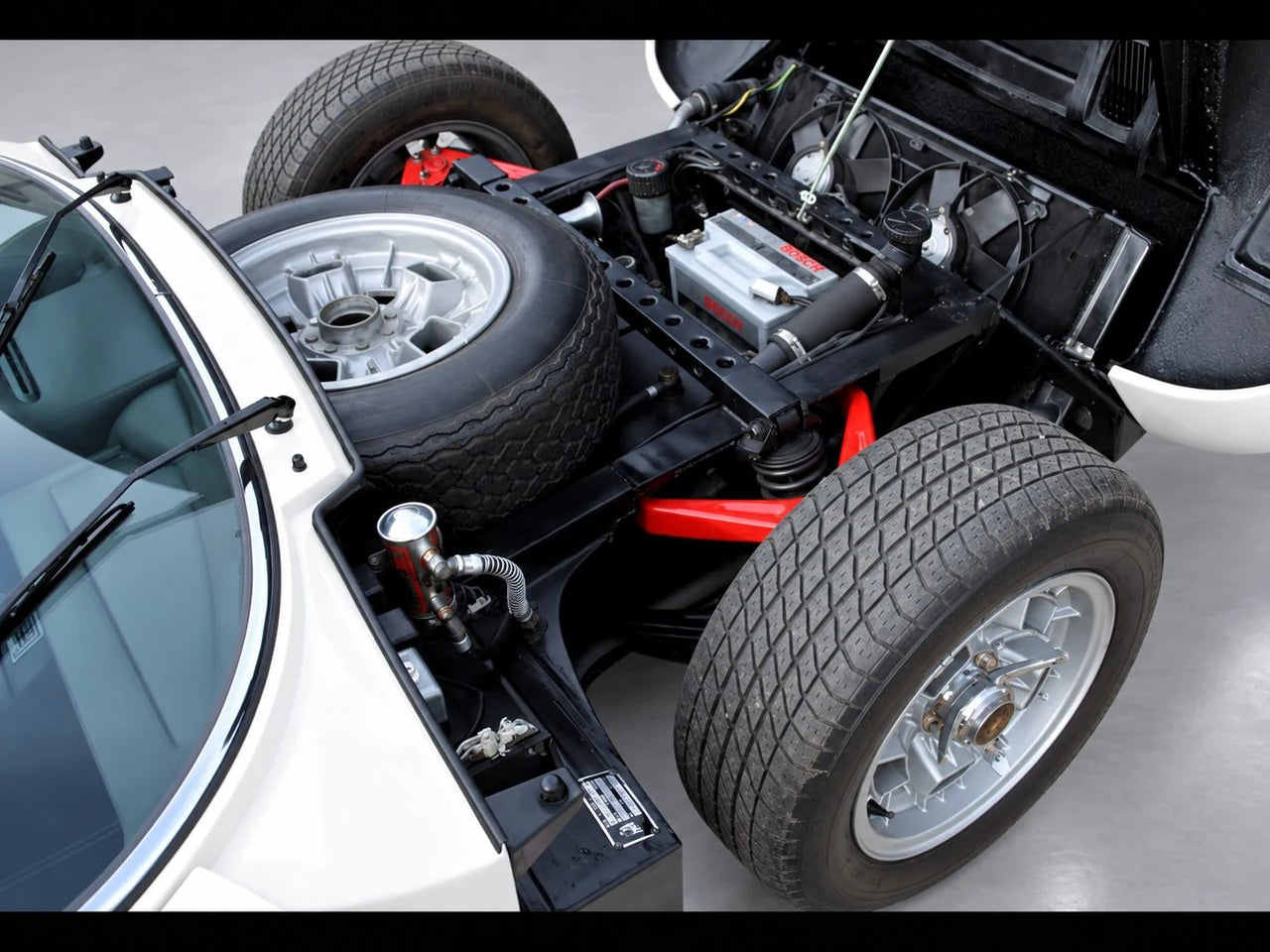 Miura S · P400 S – Studioansicht · Vorderwagen, Reserverad und Fahrwerkstechnik