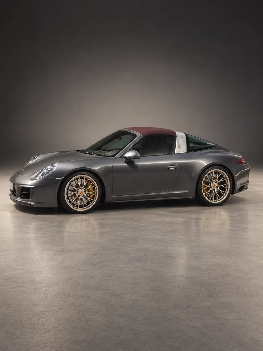 911 Targa 4 GTS – Studio-Seitenprofil · Grau metallic, bordeauxfarbenes Dach und gold-bronzene Räder