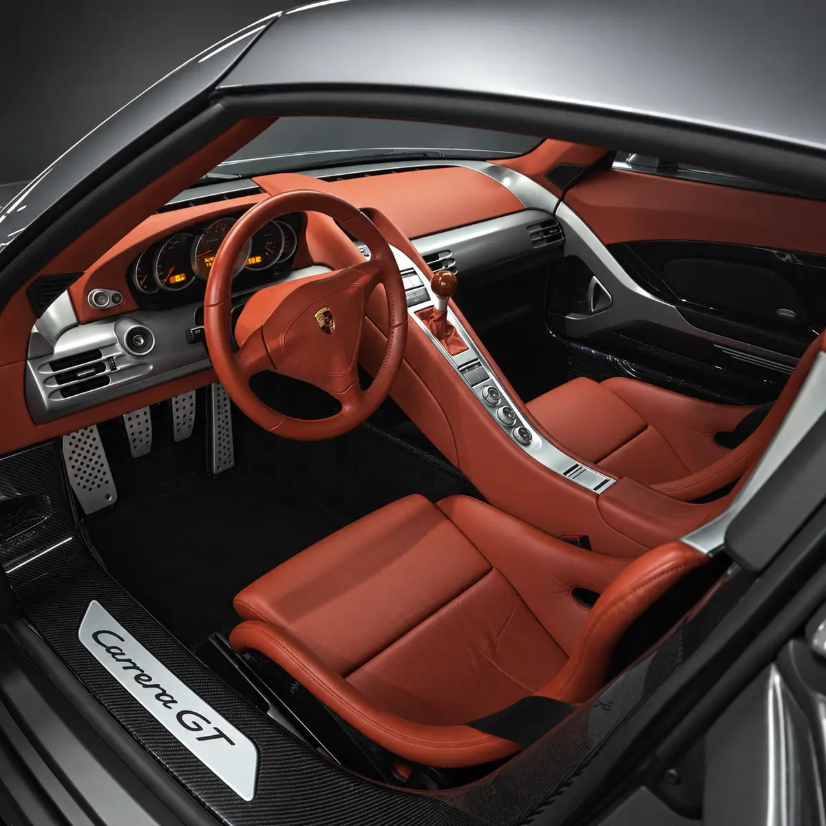 Carrera GT – Cockpit mit manuellem Getriebe und hellem Holzschaltknauf