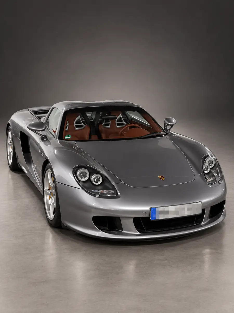 Carrera GT – Freigestellte Studioansicht · Silber metallic und Terracotta