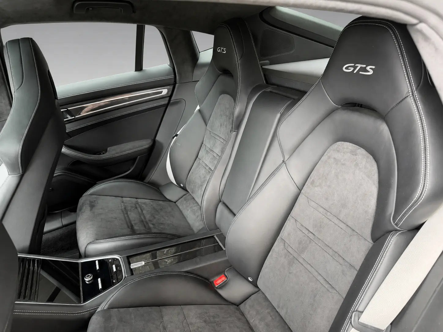 Panamera GTS – Vorder- und Fondbereich mit GTS-Prägung