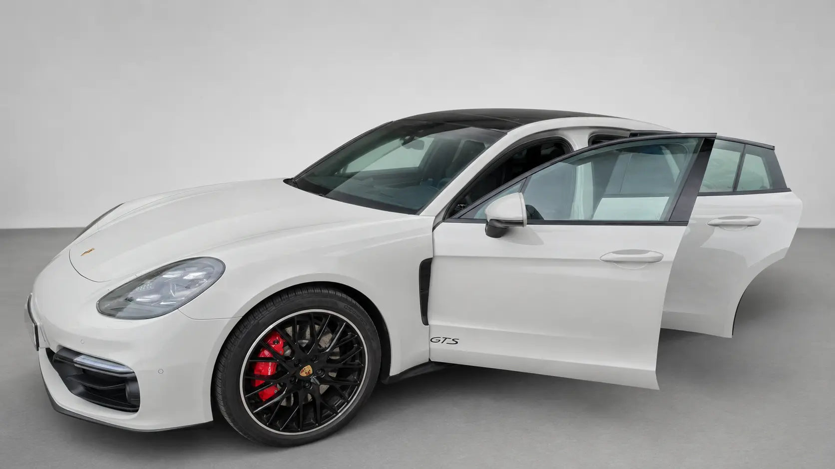 Panamera GTS – Studioansicht mit geöffneten Türen