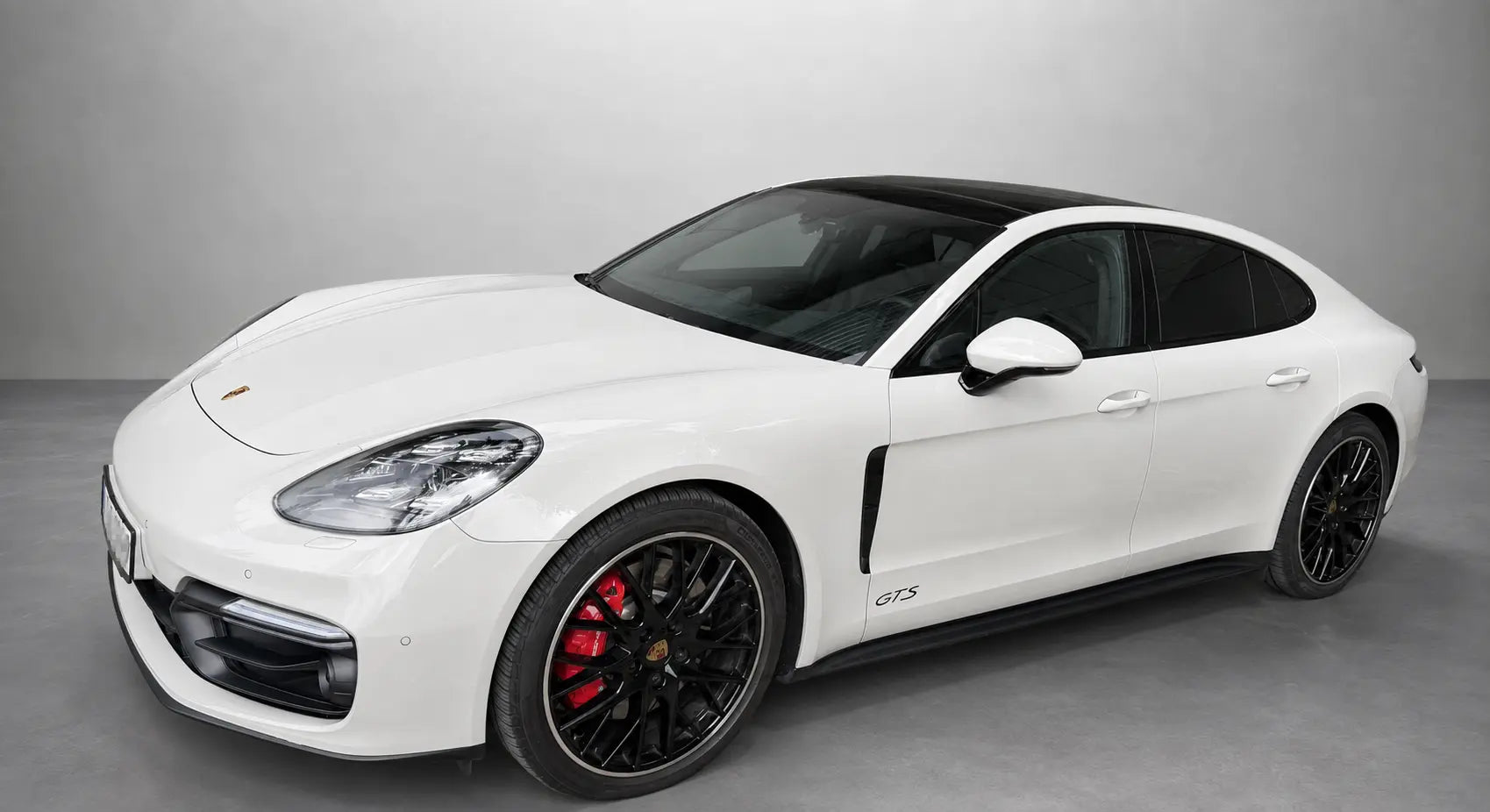 Panamera GTS – Studio-Dreiviertel · weiße Karosserie, schwarzes Dach und rote Bremssättel