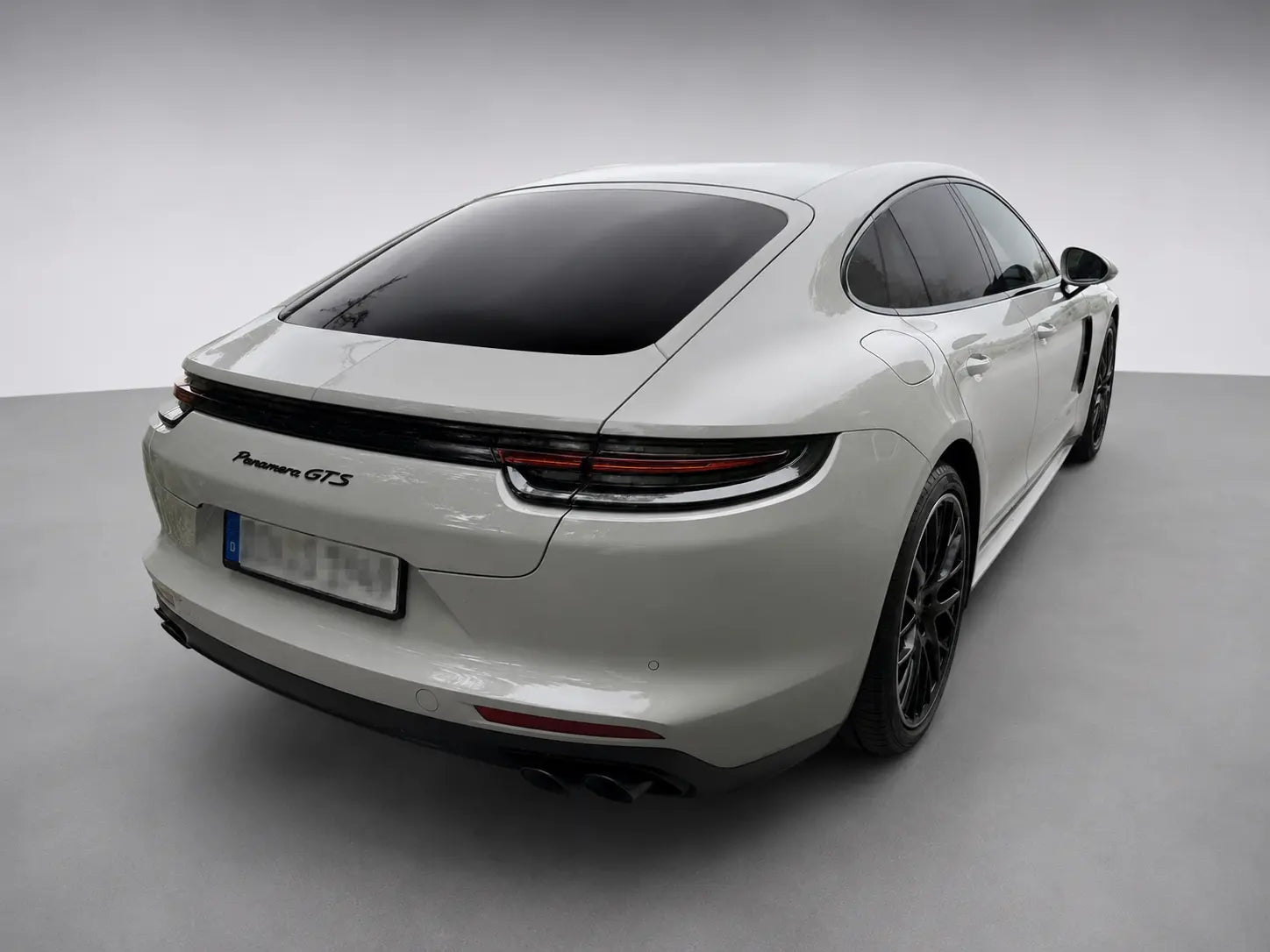 Panamera GTS – Heck-Dreiviertel mit durchgehendem Leuchtenband