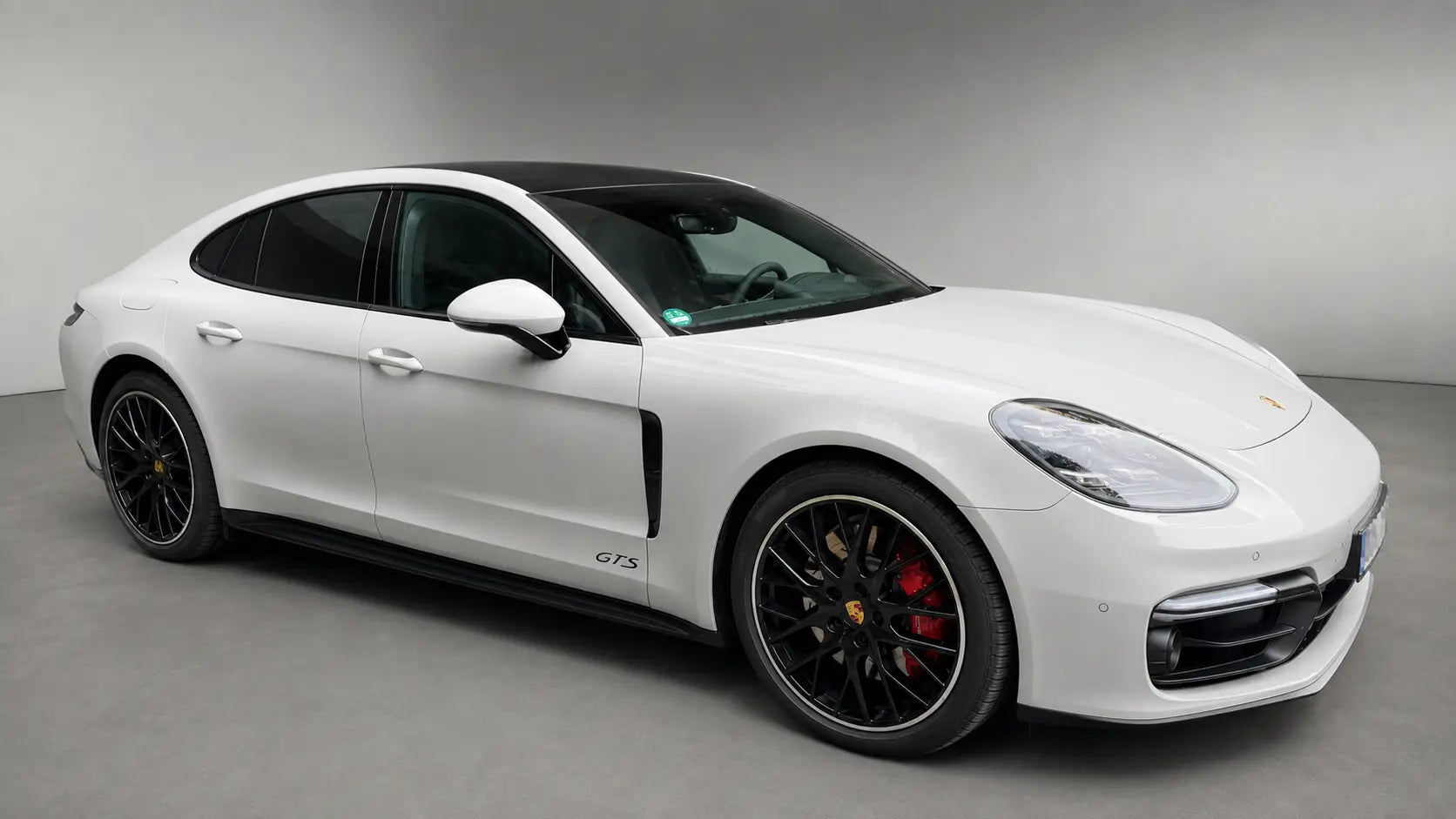 Panamera GTS – Seitliche Front-Dreiviertelansicht im neutralen Studio
